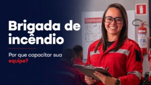 Equipe participando de capacitação prática de brigada de incêndio