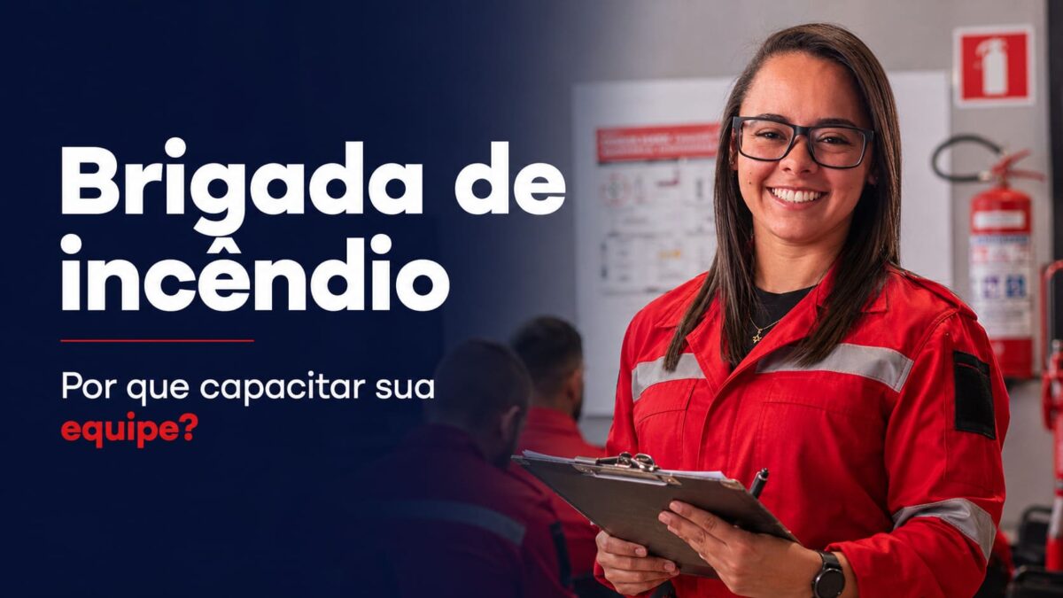 Equipe participando de capacitação prática de brigada de incêndio